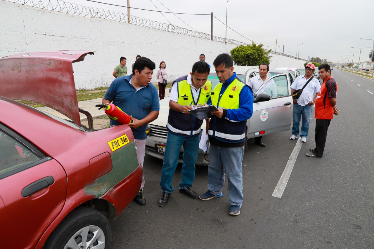 Realizan inspección técnica a vehículos de transporte público que gestionan tarjeta de circulación 