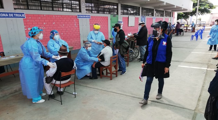 Defensoría supervisa vacunación a adultos mayores de 80 años en Chimbote y Nuevo Chimbote