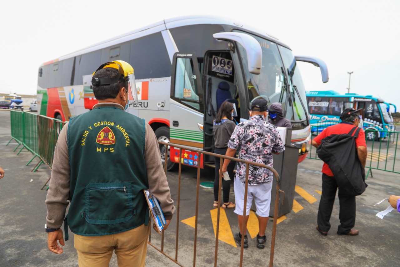 Verifican que empresas de transporte cumplan con medidas de bioseguridad en el terminal terrestre