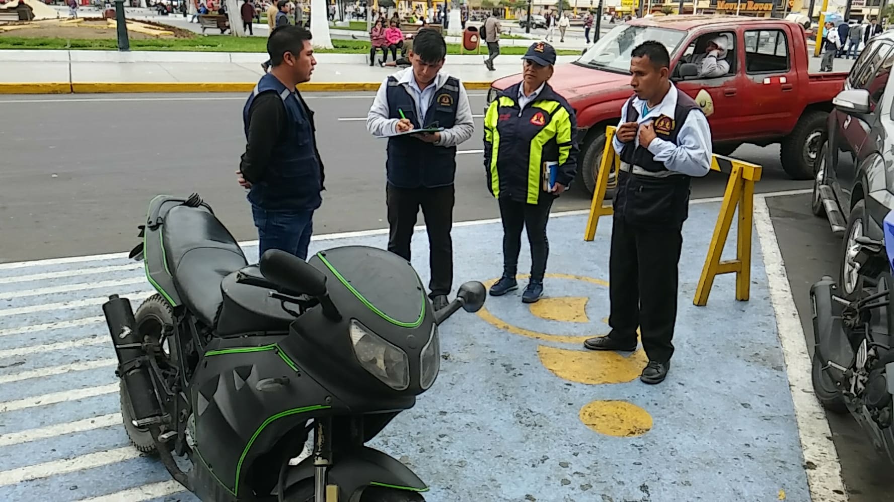 Chimbote: Intervienen a propietario de motocicleta por dejarlo estacionado en espacio reservado 