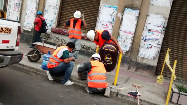 Instalan papeleras en el centro de Chimbote y multan a 10 vecinos por arrojar basura a la calle