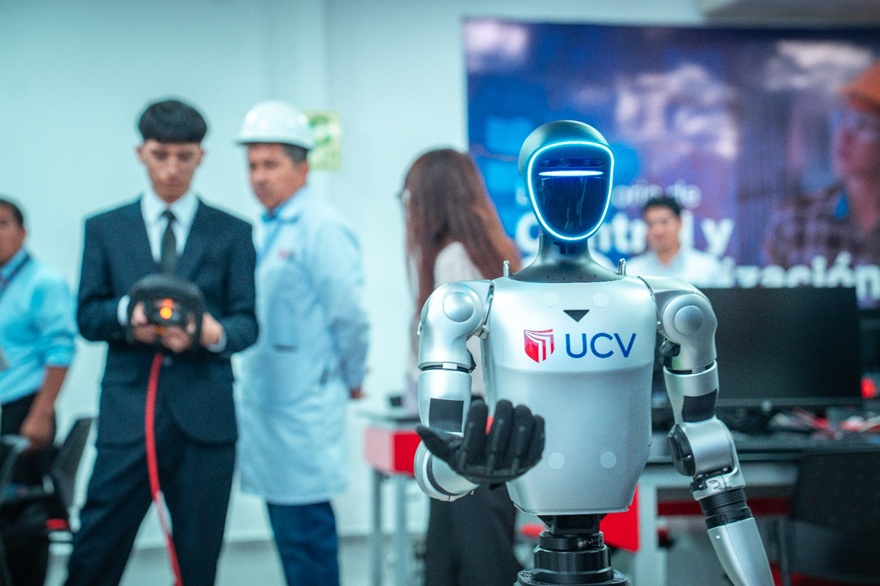 UCV impulsa la educación del futuro con robots humanoides y tecnología de vanguardia