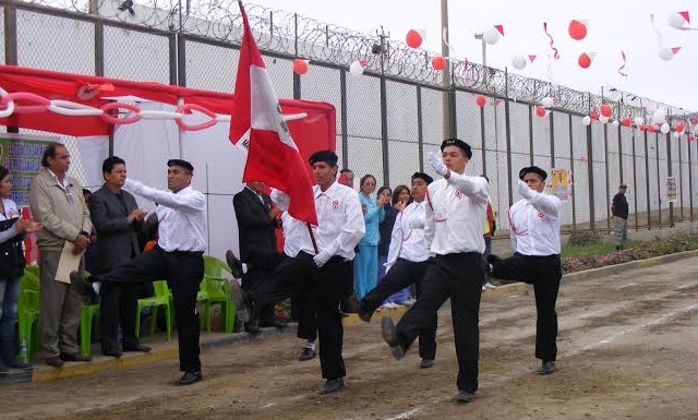 Internos del penal “Cambio Puente” rindieron homenaje al Perú
