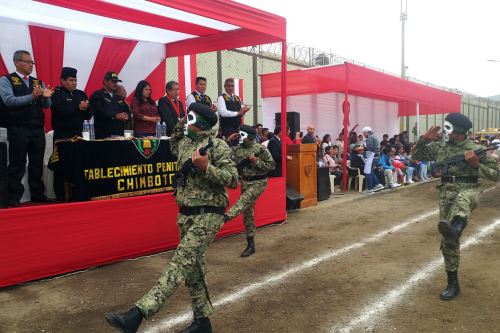 Chimbote: internos del penal de Cambio Puente participan de desfile