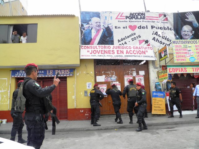 Policía intervino a sujetos que se atrincheraron en local de Acción Popular‏ 