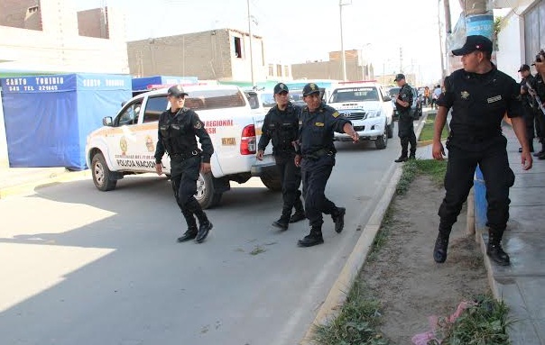 Agentes PNP intervinieron vivienda de policía detenido Hugo Mayo Cortez
