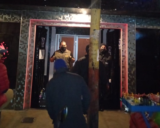 Intervienen cinco discotecas del centro de Chimbote por no respetar aforo permitido