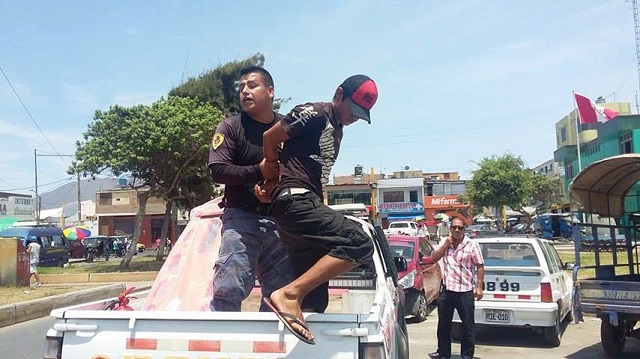 Intervienen a sujeto por consumir droga frente a campo deportivo y delante de niños en Chimbote
