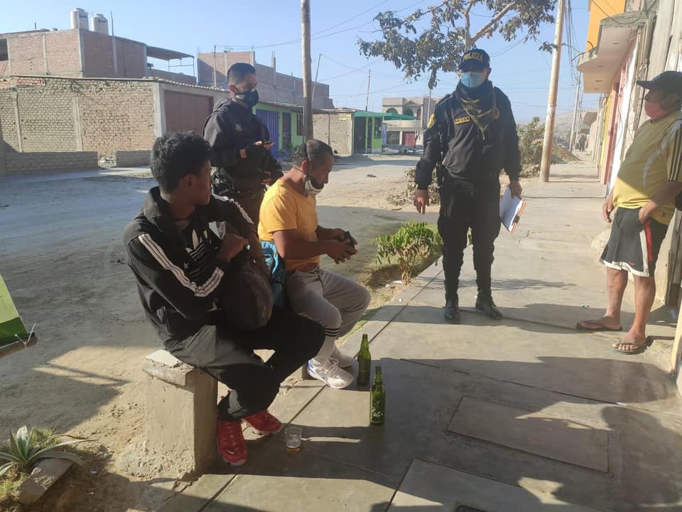 Tres sujetos fueron intervenidos cuando tomaban cerveza afuera de una bodega en Nuevo Chimbote