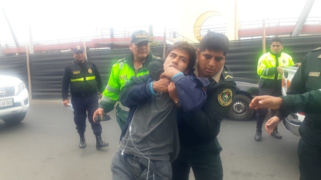 Sujeto intentó robarle el arma de reglamento a un efectivo policial en el centro de Chimbote