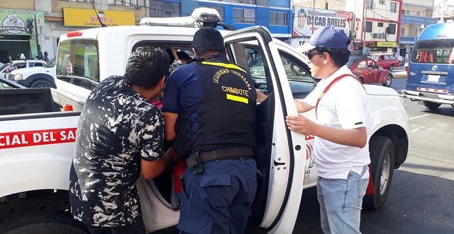 Policía atrapa a sujeto que se dedicaba a arrebatar celulares a pasajeros en avenida de Chimbote