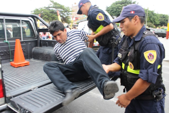Chimbote: Intervienen a sujeto por presunto tocamientos indebidos contra escolar en desfile patrio