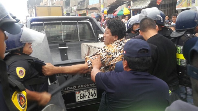 Iracundo sujeto cuchillo en mano atacó a sereno en operativo a mercado de Chimbote