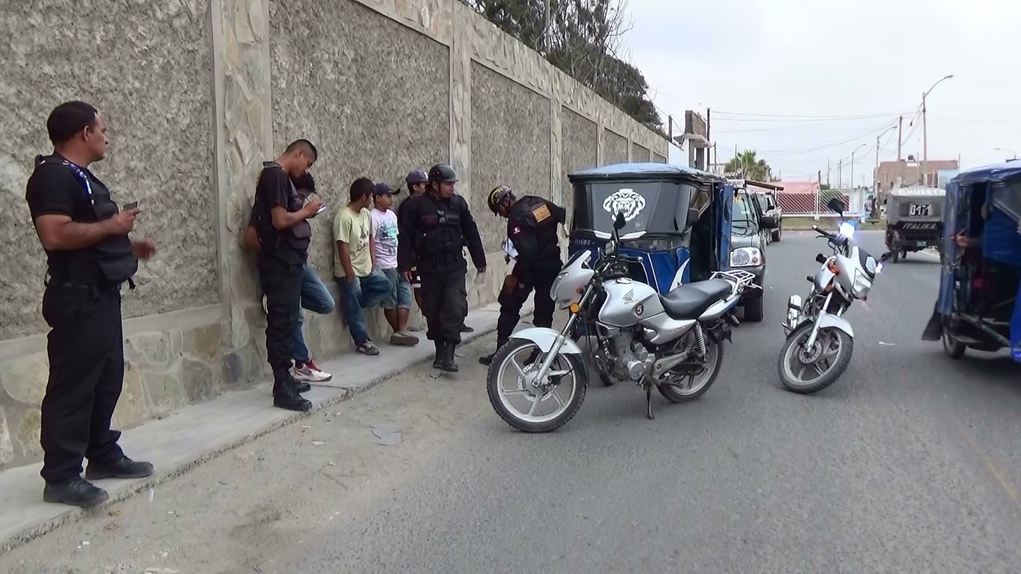 Nuevo Chimbote: sujetos a bordo de mototaxi arrastran a joven para arrebatarle cartera 