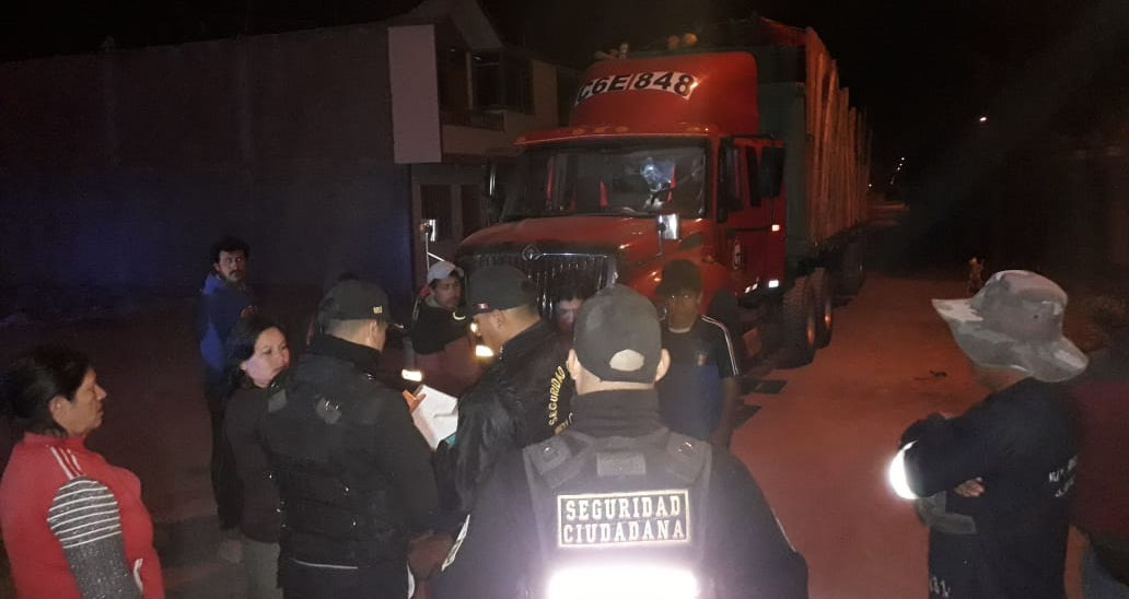 Nuevo Chimbote: tráiler tumba cables de electricidad y afecta viviendas en asentamiento humano