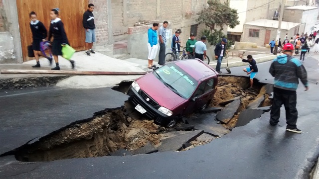 Taxista salva de morir y seis viviendas se inundan por rotura de red de agua potable en Chimbote
