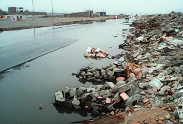 Nuevo Chimbote: Canal Carlos Leigt colapsa nuevamente y causa inundación en terrenos de Villa del periodista