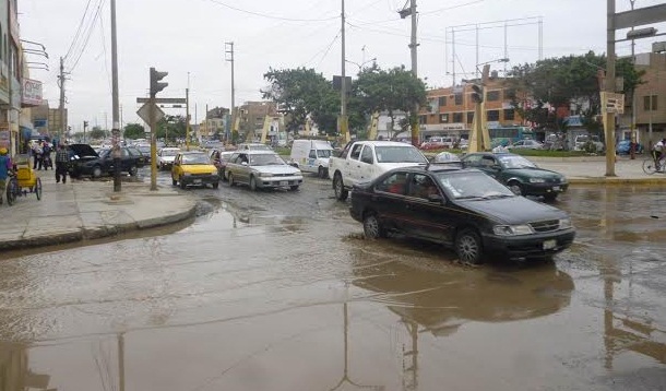  Chimbote: Dren de la avenida Aviación colapsa e inunda varias viviendas (ampliación)