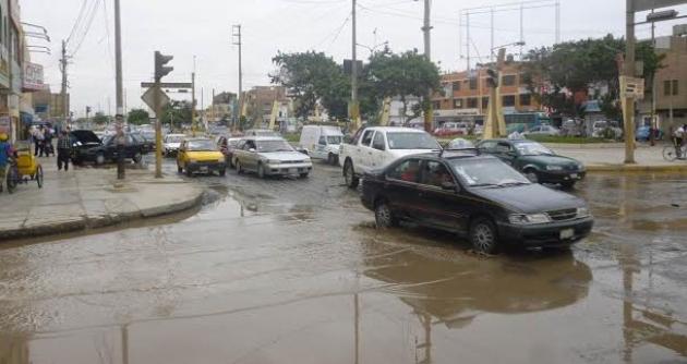 Diez casas resultan dañadas tras inundación en avenida Aviación