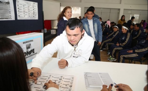 ONPE facilita capacitación a personas invidentes para que puedan emitir su voto