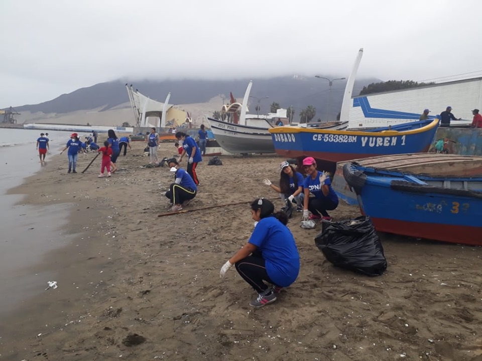 Personal y alumnos del ICPNA Chimbote limpian playas de la ciudad en Día Mundial de los Océanos 