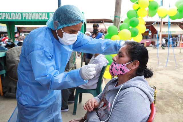 Red de Salud y la MPS se unen para tamizar y vacunar a comerciantes de ocho mercados en Chimbote