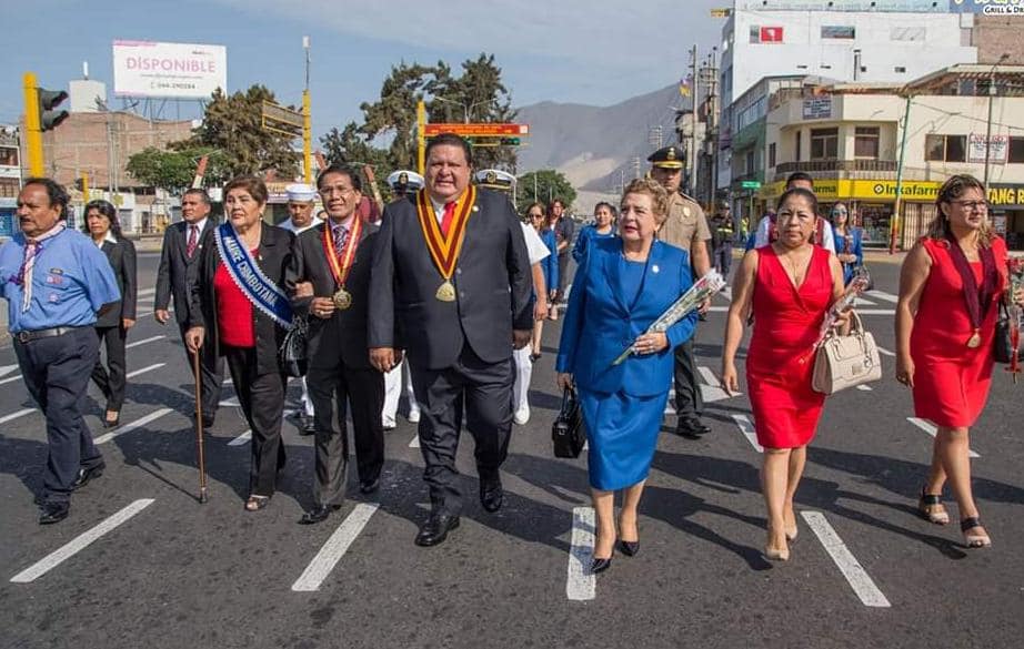 Alcalde y Comité de Damas en ceremonia de izamiento por el Día de la Madre