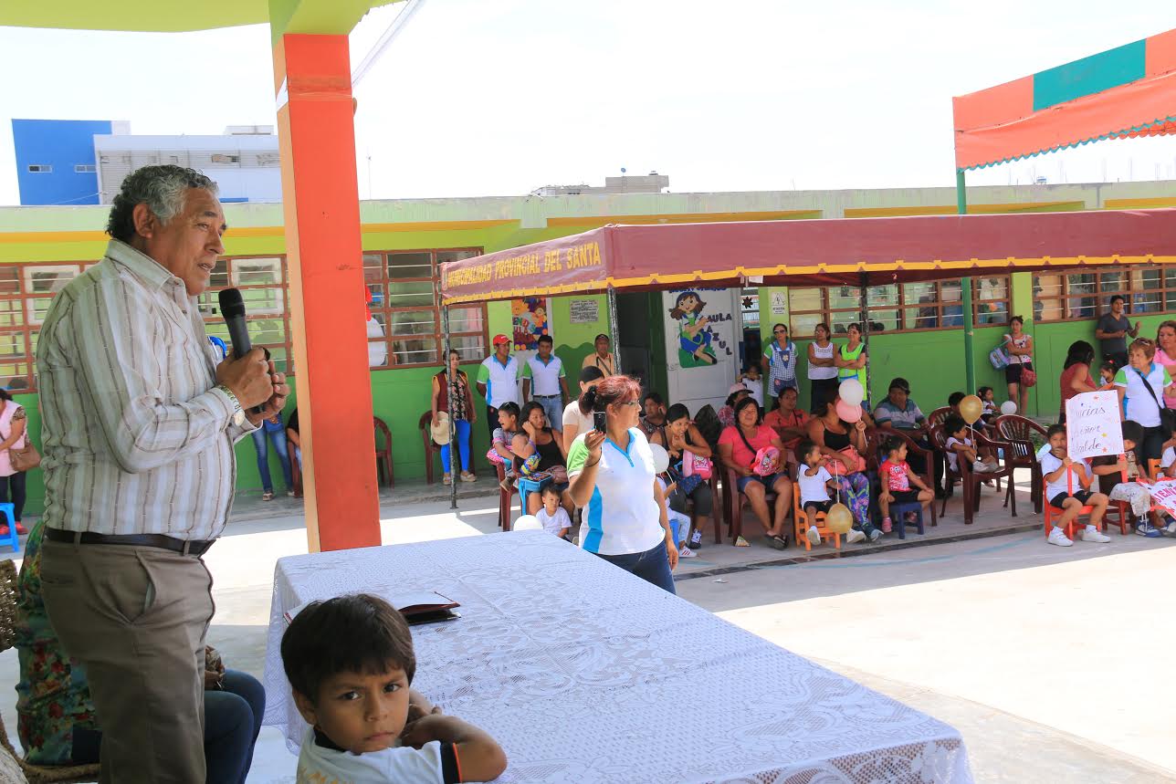 Jardín “Ruso” recibió portón metálico