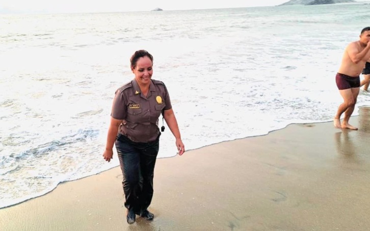 Jefa policial de Chimbote rescató a 3 personas que se ahogaban en la playa Besique