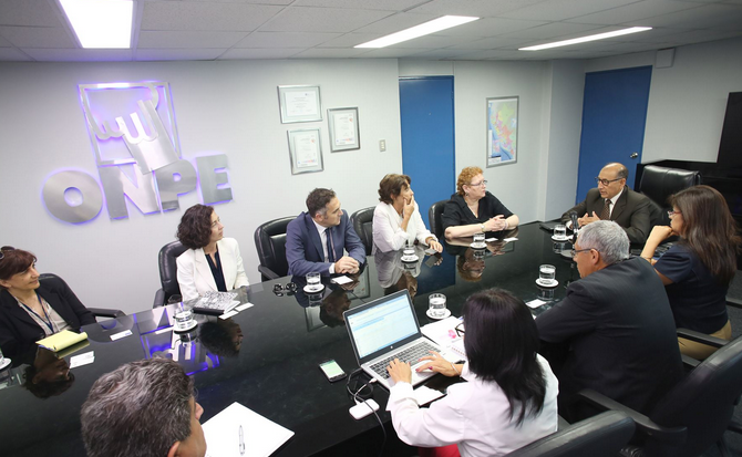 Jefe de ONPE asegura a observadores de la UE que elecciones serán transparentes