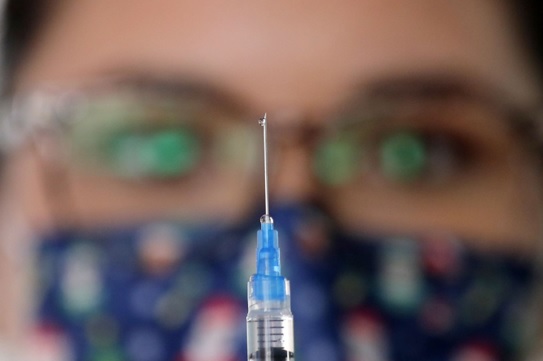 Pfizer y BioNTech probarán vacuna combinada contra covid-19 y gripe 