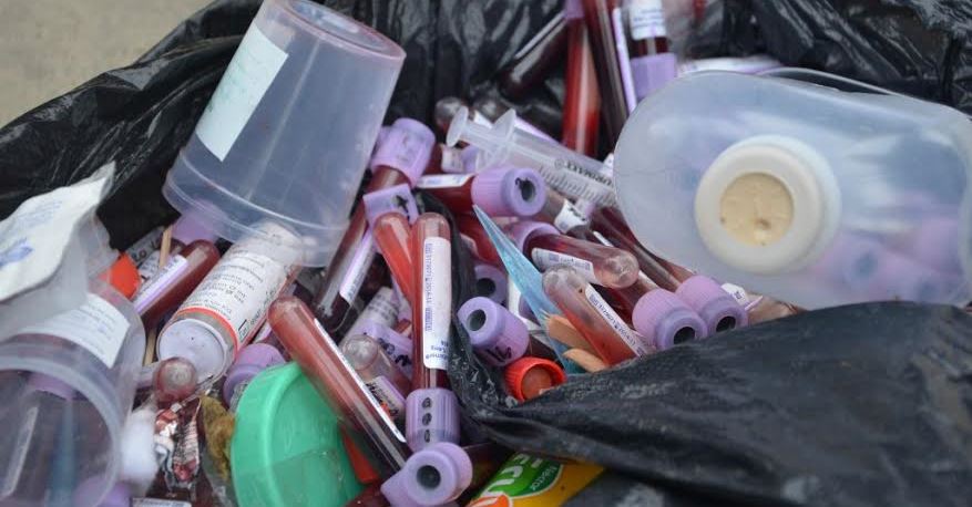 Hallan jeringas y muestras de laboratorio de la Clínica Bahía entre la basura doméstica