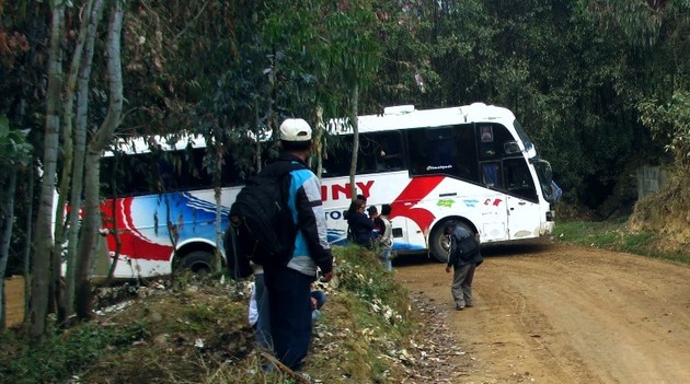 Policías se enfrentan a balazos a 7 encapuchados y frustran el asalto a un bus en la carretera Santa – Chuquicara