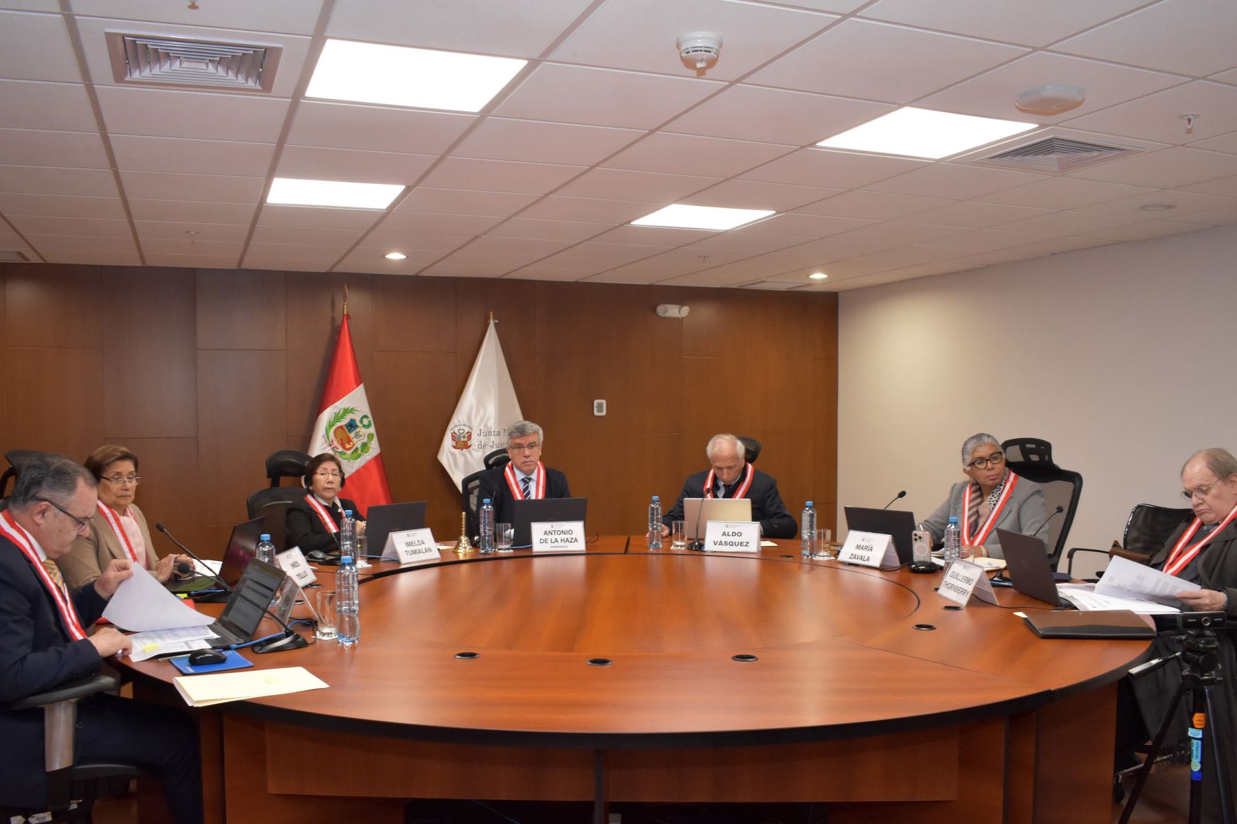 Nombran a 120 jueces y fiscales titulares en 21 regiones del pais