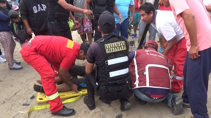 Nuevo Chimbote: serenos auxilian a joven herido en accidente de tránsito