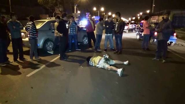 Nuevo Chimbote: Joven en aparente estado de ebriedad se queda dormido en pista y es arrollado por colectivo