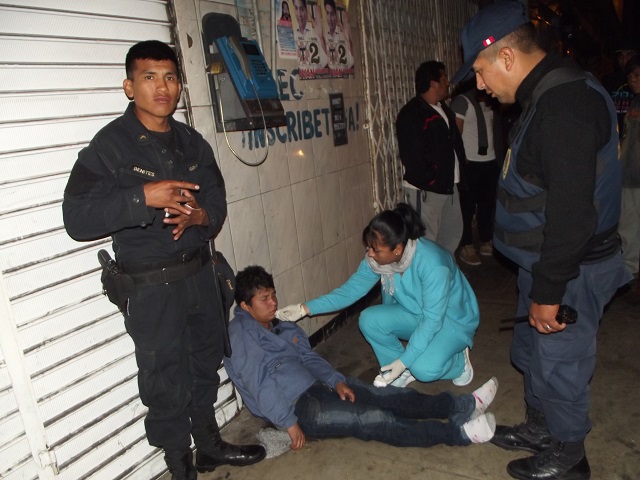 Auxilian a borracho que fue hallado completamente inconsciente en centro de Chimbote