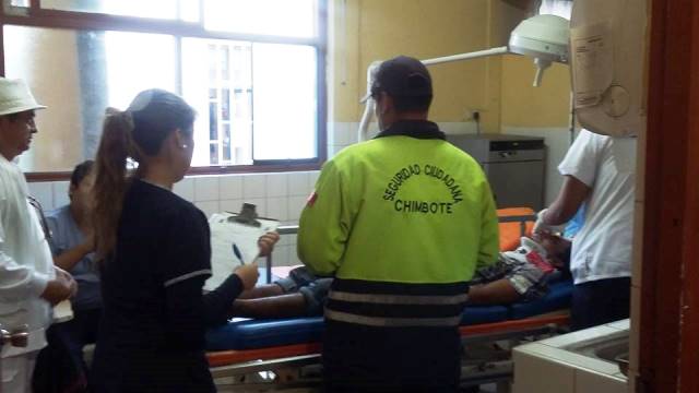 Chimbote: abandonan en la calle a joven que sufrió fuerte golpiza