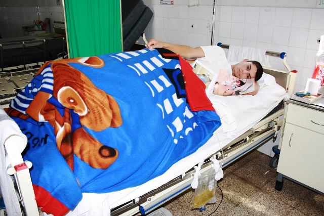 Joven de escasos recursos económicos pide ayuda urgente para ser operado en hospital La Caleta