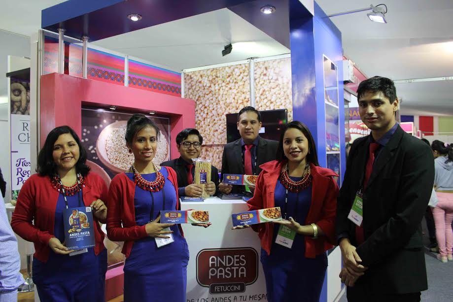 Jóvenes emprendedores ancashinos presentan productos innovadores por navidad