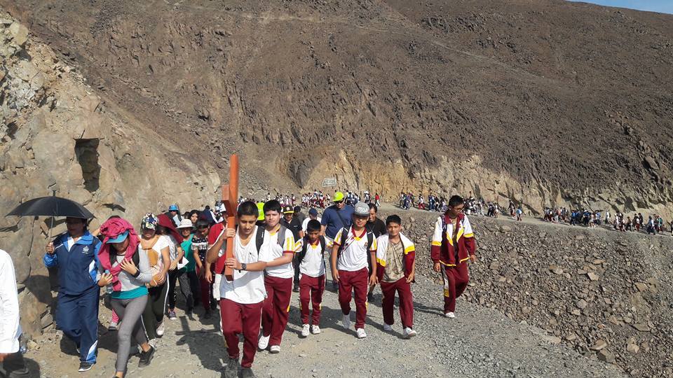 Jóvenes participaron de la peregrinación al Cerro de la Juventud de Chimbote