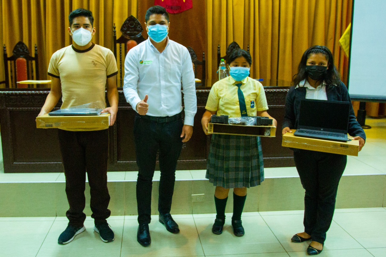 AUNOR entrega laptops a escolares destacados en concurso de disertación por Bicentenario del Perú  