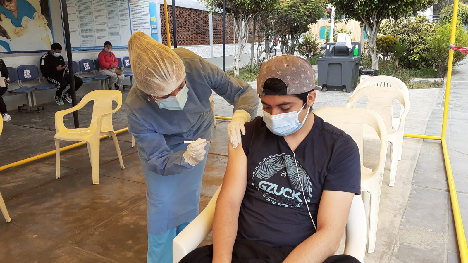 Chimbote: jóvenes acudieron al Hospital La Caleta a vacunarse contra la Covid-19