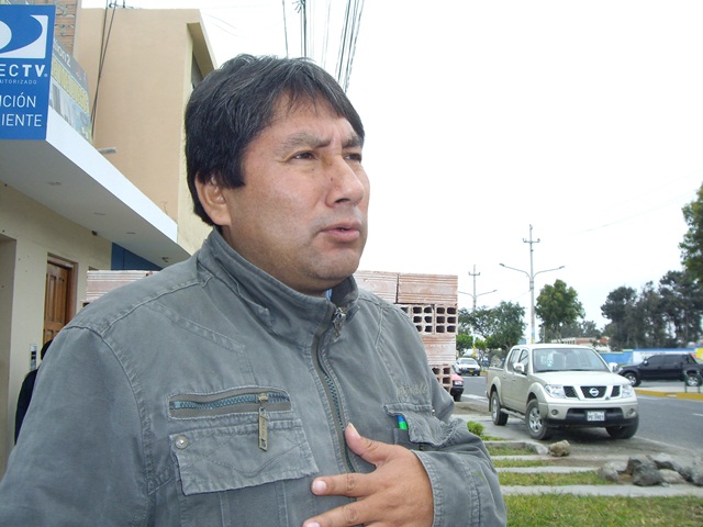 Balean camioneta de Juan Calderón Altamirano cuando iba a entrevista televisiva en Lima