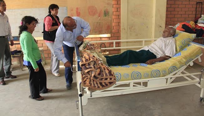 Don Juan Prada enfermo de artrosis en la columna recibió cama ortopédica