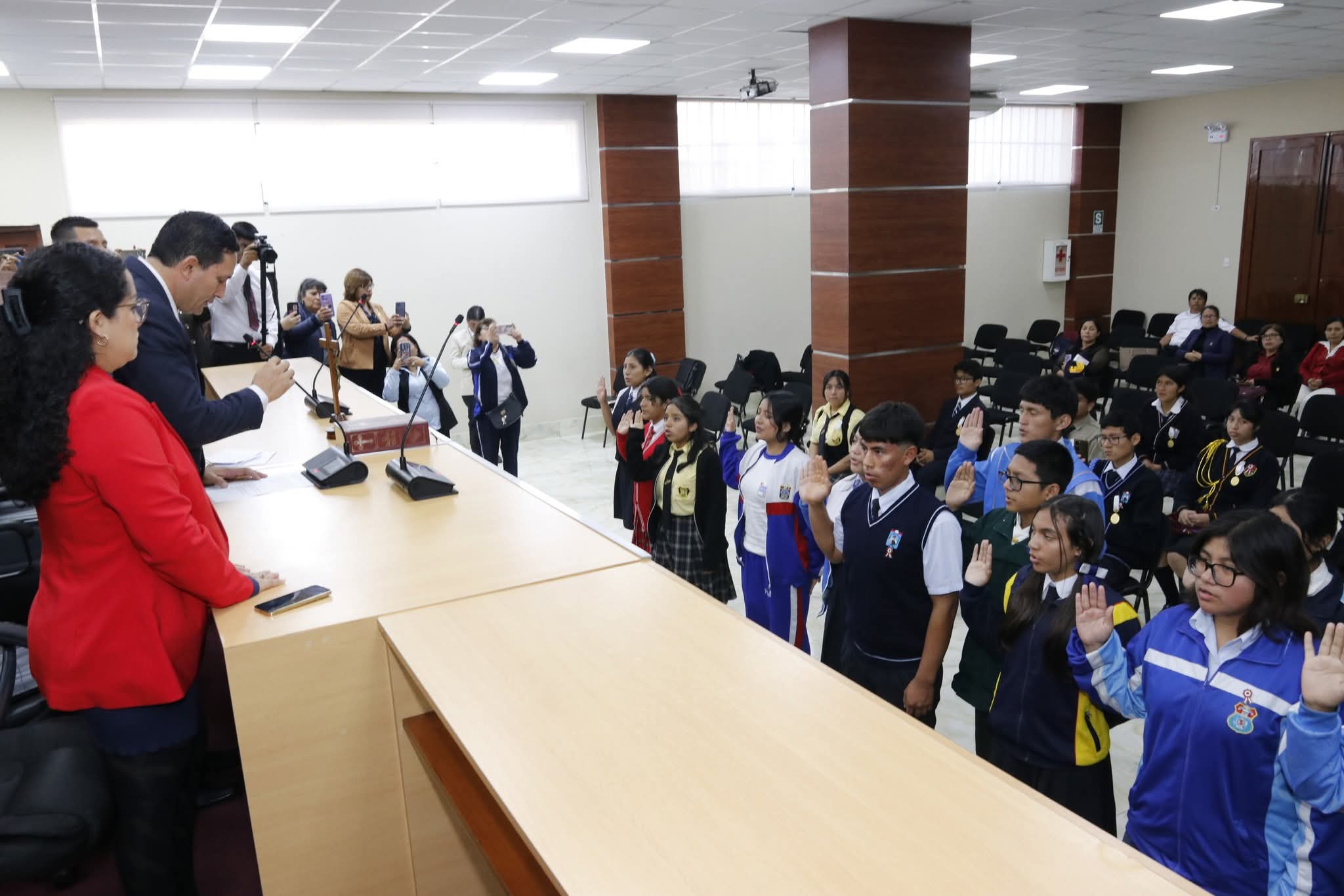 Juramentan a 30 jueces de paz escolar que impartirán justicia en sus colegios  