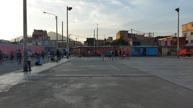 Intervienen a más de una veintena de irresponsables jugando fulbito en Chimbote