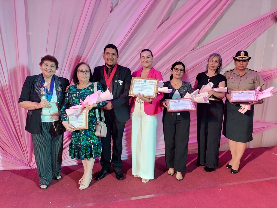 Chimbote: jueza titular de la Corte del Santa, Graciela Kcomt, fue condecorada como Embajadora de la Paz