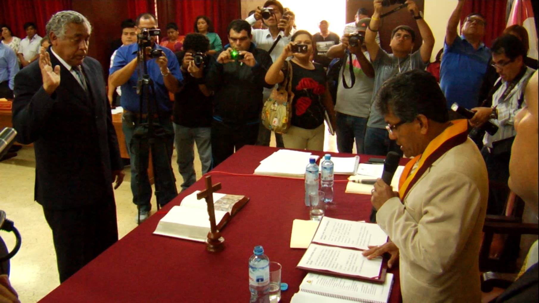 Chimbote: Juramenta como alcalde provisional Julio Cortez y regidora accesitaria