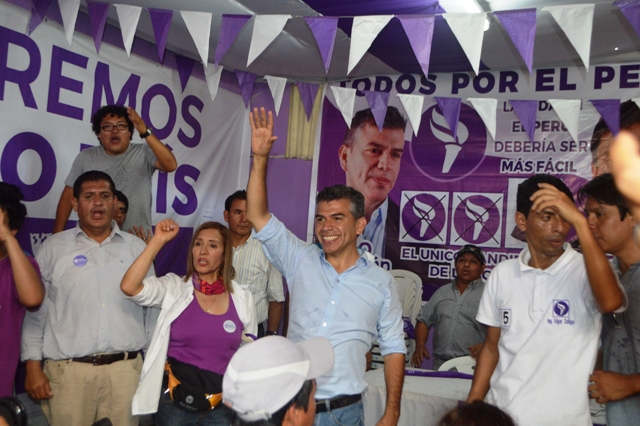 Julio Guzmán realizó visita proselitista en Chimbote y dijo que seguirá en carrera